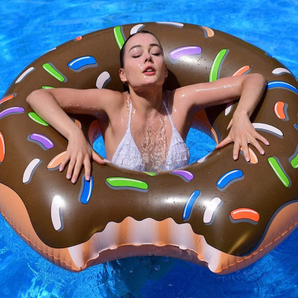 TG48122B KOŁO DMUCHANE DONUT BRĄZOWE PLAŻOWE PĄCZEK