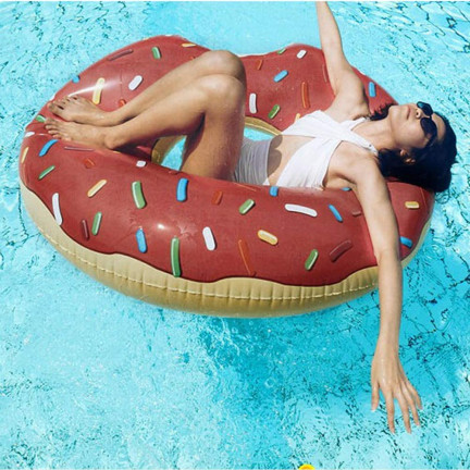 TG48122B KOŁO DMUCHANE DONUT BRĄZOWE PLAŻOWE PĄCZEK