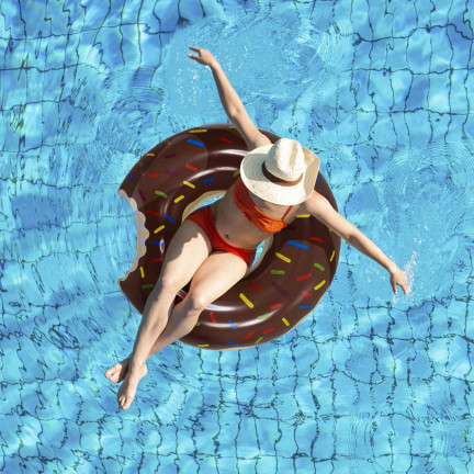 TG48122B KOŁO DMUCHANE DONUT BRĄZOWE PLAŻOWE PĄCZEK